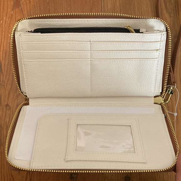 ⚜️Betsey Johnson Tan 3D Flower Design Wallet! NWT! - Picture 5 of 10